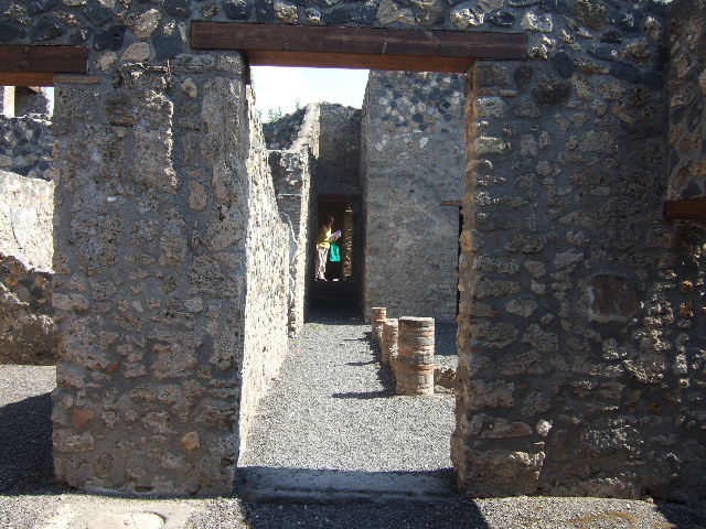 I.11.14 Pompeii. September 2005. Looking east from atrium towards the small peristyle garden.