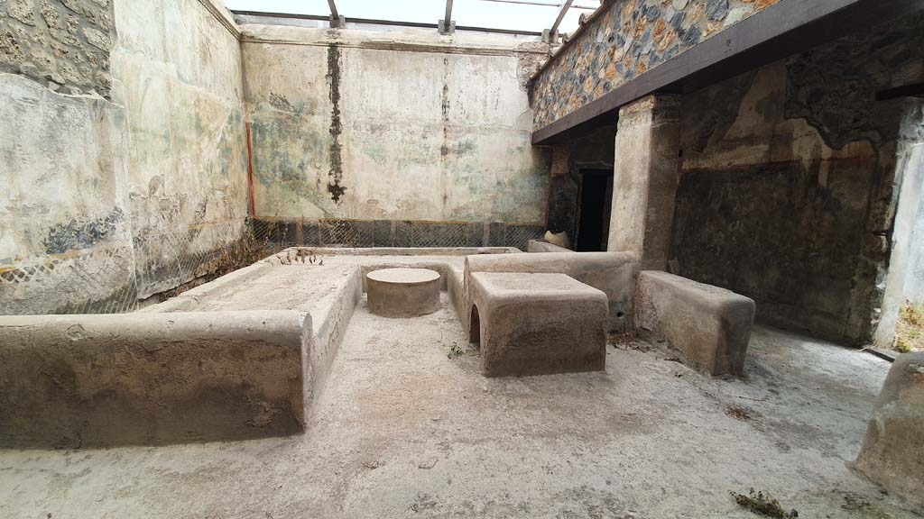 I.11.16 Pompeii. July 2021. Room 6, looking east across triclinium. 
Foto Annette Haug, ERC Grant 681269 DÉCOR.


