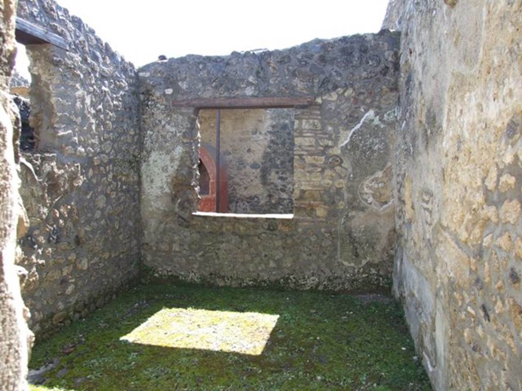 I.14.7 Pompeii.  March 2009.  Windowed triclinium, looking south to garden area through window.
