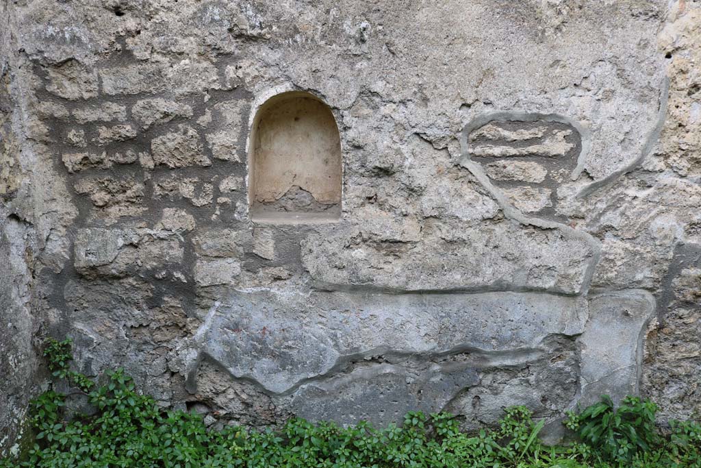 I.14.7 Pompeii. December 2018. Windowed triclinium, west wall with arched niche. Photo courtesy of Aude Durand.