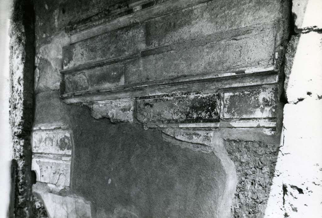 I.15.3 Pompeii. 1975. Room 5. House of Ship Europa, east side of fauces, left wall. Photo courtesy of Anne Laidlaw.
American Academy in Rome, Photographic Archive. Laidlaw collection _P_75_2_33.
