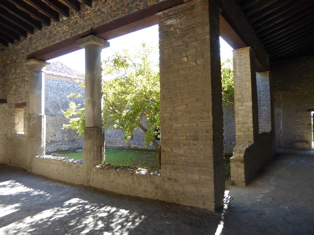 I.15.3 Pompeii. September 2015. Looking south-east across peristyle 13, from near entrance.
Foto Annette Haug, ERC Grant 681269 DÉCOR.
