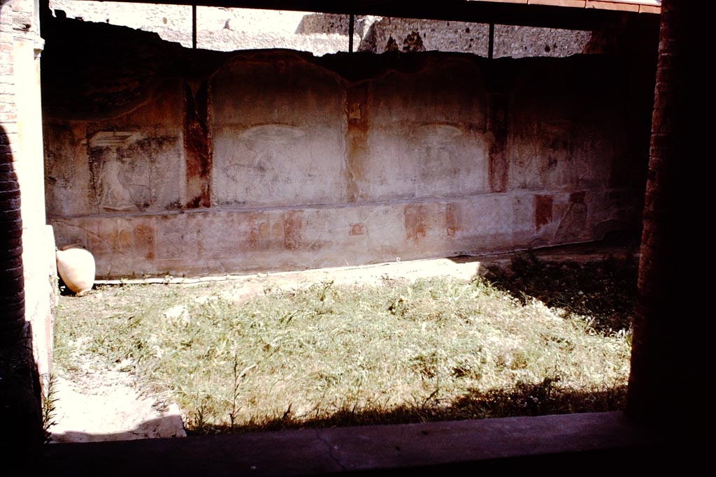 I.17.4 Pompeii. 1964. North wall of peristyle. Photo by Stanley A. Jashemski.
Source: The Wilhelmina and Stanley A. Jashemski archive in the University of Maryland Library, Special Collections (See collection page) and made available under the Creative Commons Attribution-Non Commercial License v.4. See Licence and use details.
J64f1900
