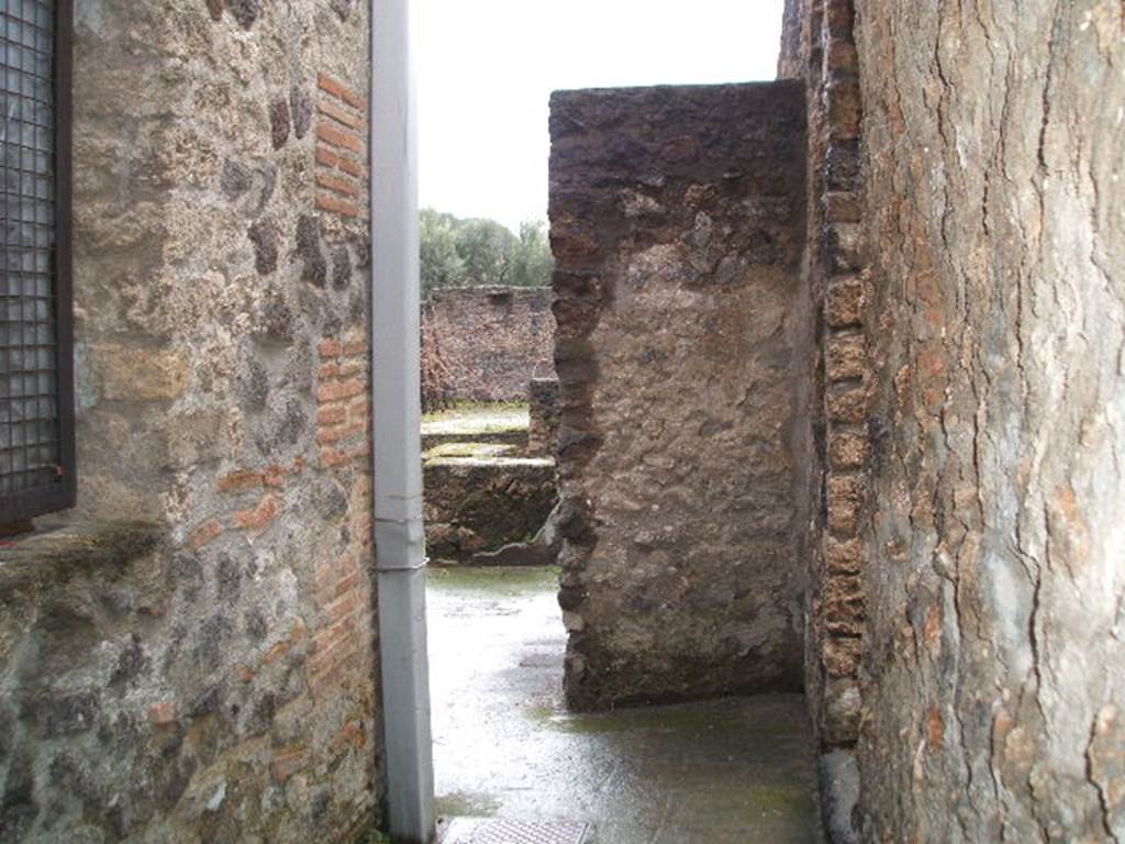 I.20.1 Pompeii. December 2004. Looking west from entrance corridor.