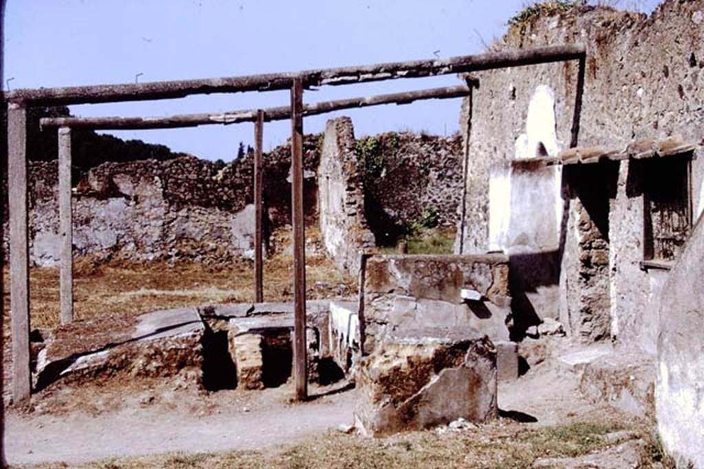 I.20.1 Pompeii. 1972. Looking west to triclinium. Photo by Stanley A. Jashemski. 
Source: The Wilhelmina and Stanley A. Jashemski archive in the University of Maryland Library, Special Collections (See collection page) and made available under the Creative Commons Attribution-Non Commercial License v.4. See Licence and use details. J72f0555

