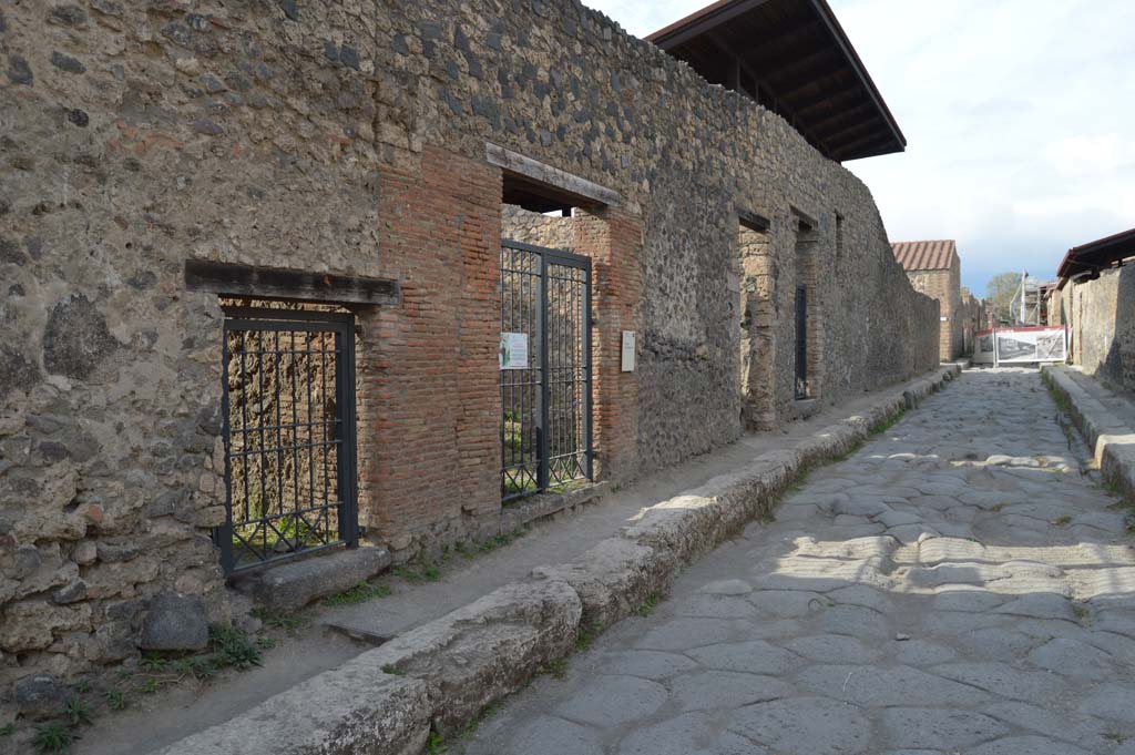 I.20.1, on left, followed by I.20.2 Pompeii, October 2017. Looking north along west side of Via di Nocera.
Foto Taylor Lauritsen, ERC Grant 681269 DÉCOR.
