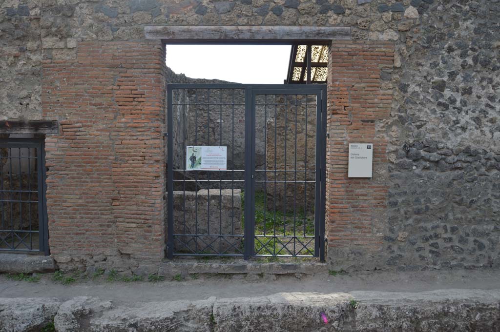 I.20.2, Pompeii. October 2017. Looking west towards entrance doorway on Via di Nocera.
Foto Taylor Lauritsen, ERC Grant 681269 DÉCOR.
