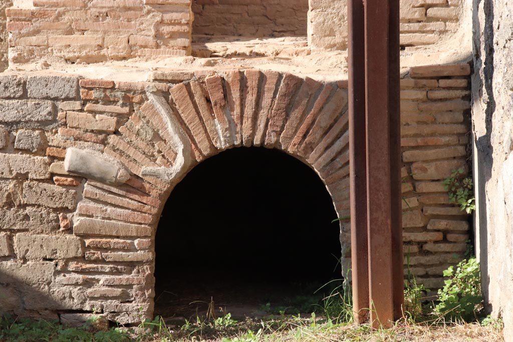 I.20.3 Pompeii October 2022. Detail of masonry oven. Photo courtesy of Klaus Heese.
