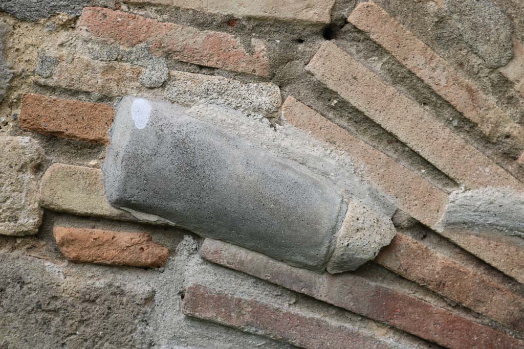 I.20.3 Pompeii. December 2018. Detail of front (east side) of oven. Photo courtesy of Aude Durand.