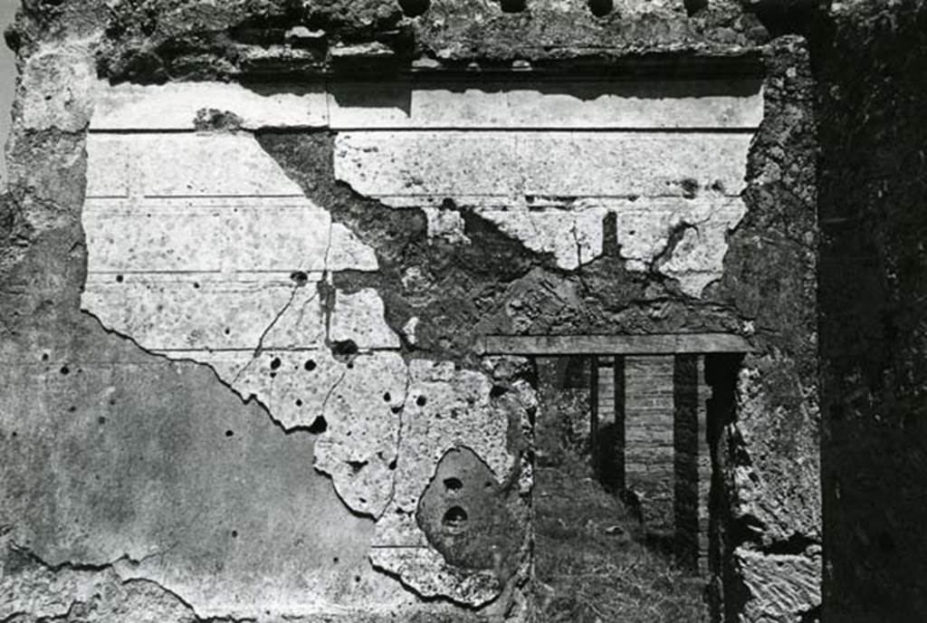I.20.4 Pompeii. 1972. Shop House, room in NW corner, E wall with doorway to courtyard.  Photo courtesy of Anne Laidlaw.
American Academy in Rome, Photographic Archive. Laidlaw collection _P_72_18_30.
