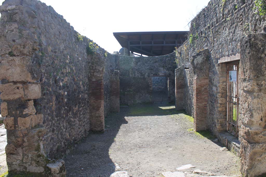 I.20.5 Pompeii. March 2014. Looking south to two rooms, with doorway to vineyard garden on right.
Foto Annette Haug, ERC Grant 681269 DÉCOR

