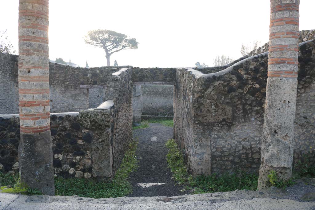 I.21.2 Pompeii.  December 2018. Looking south to entrance doorway. Photo courtesy of Aude Durand.