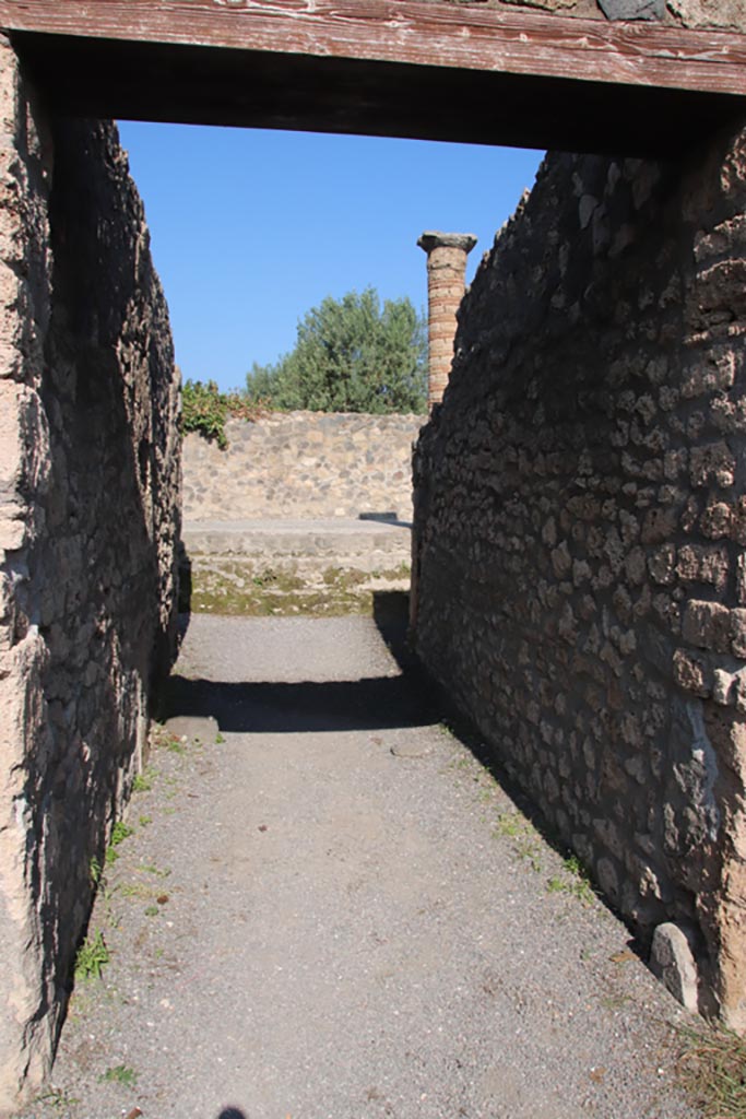I.21.2 Pompeii. October 2022. Looking north along entrance corridor. Photo courtesy of Klaus Heese.