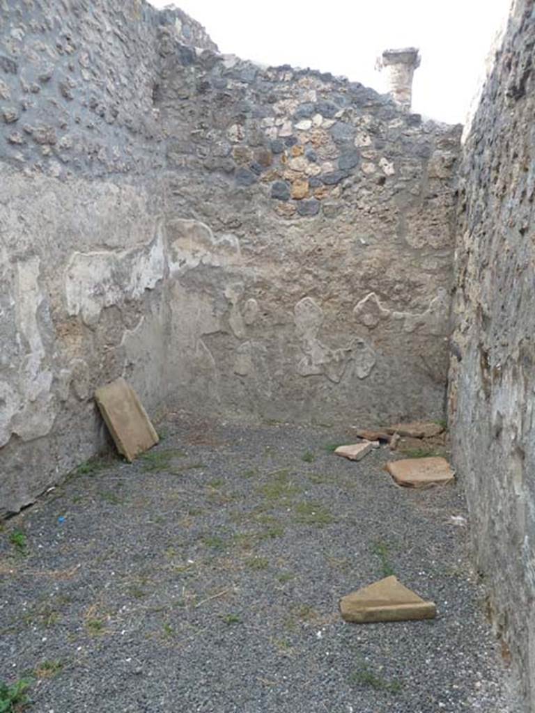 I.21.2 Pompeii. September 2015. Looking north in room on west side of entrance corridor.