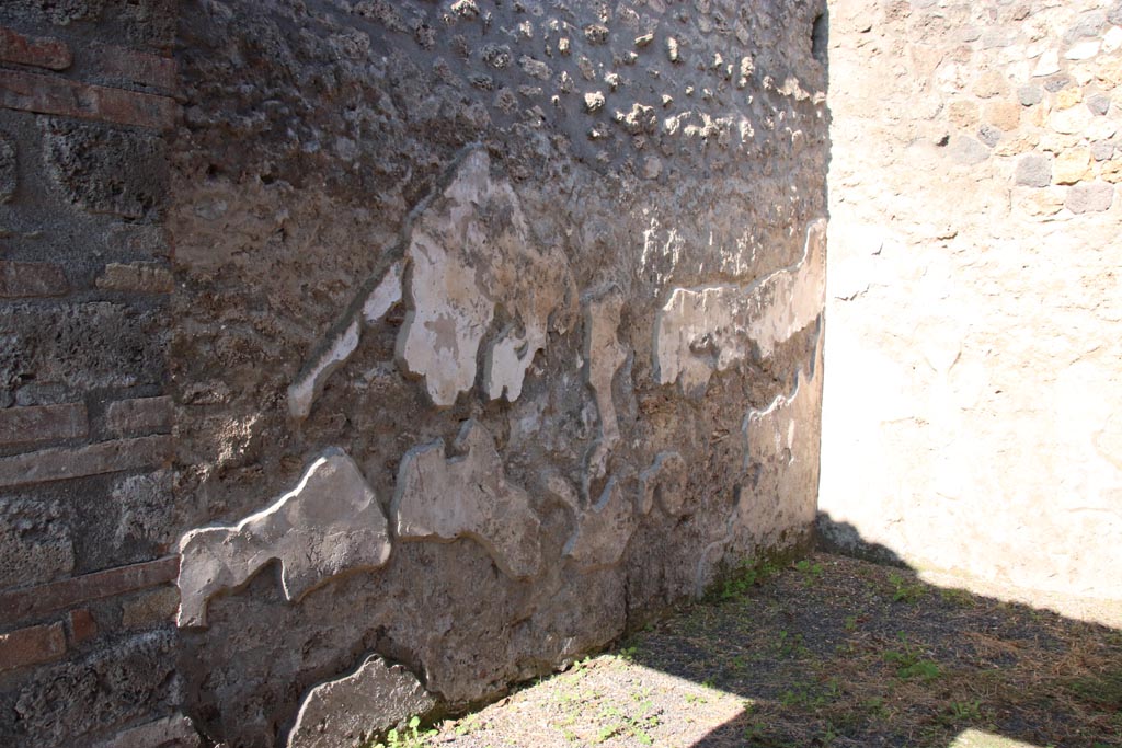 I.21.2 Pompeii. October 2022. Looking towards west wall in room on west side of entrance doorway. Photo courtesy of Klaus Heese.