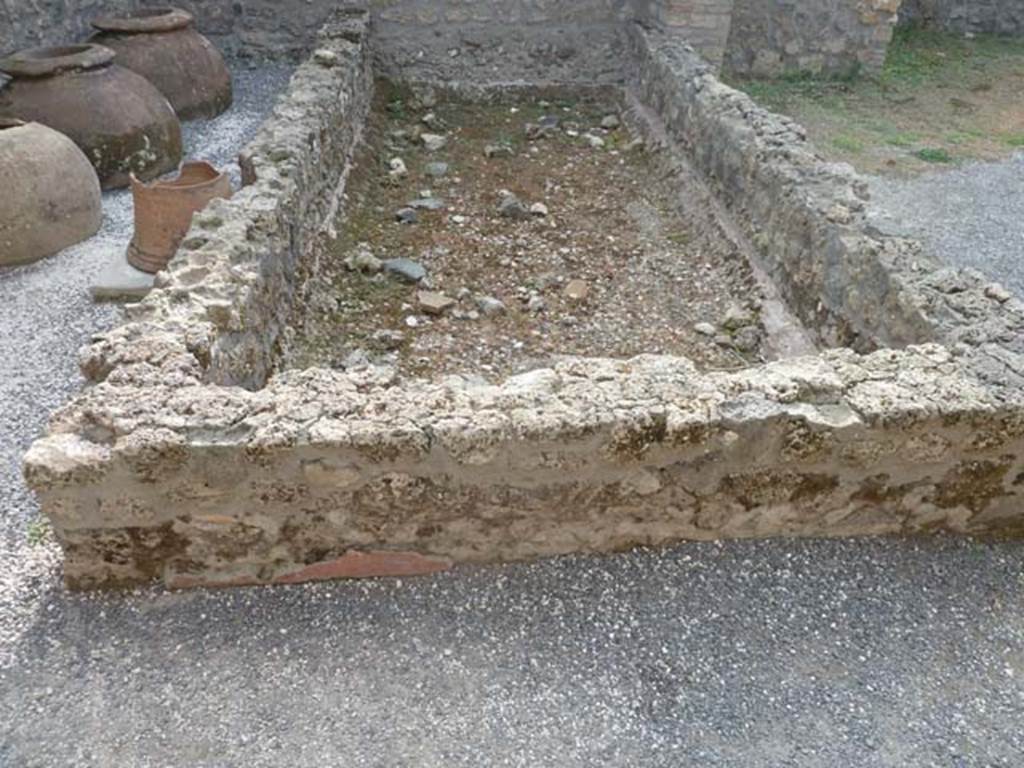 I.21.2 Pompeii. September 2015. Detail of plaster on base of basin/vat.