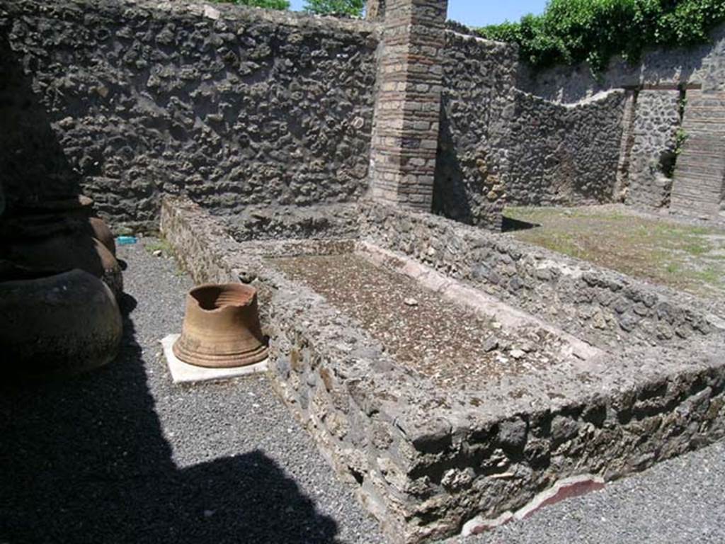 I.21.2 Pompeii. June 2005. West side, with terracotta puteal and basin/vat. Photo courtesy of Nicolas Monteix