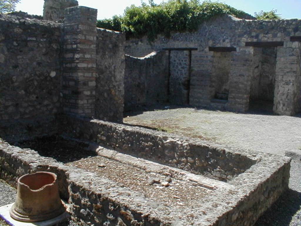 I.21.2 Pompeii. May 2005. Cistern on west side. Looking north west.
