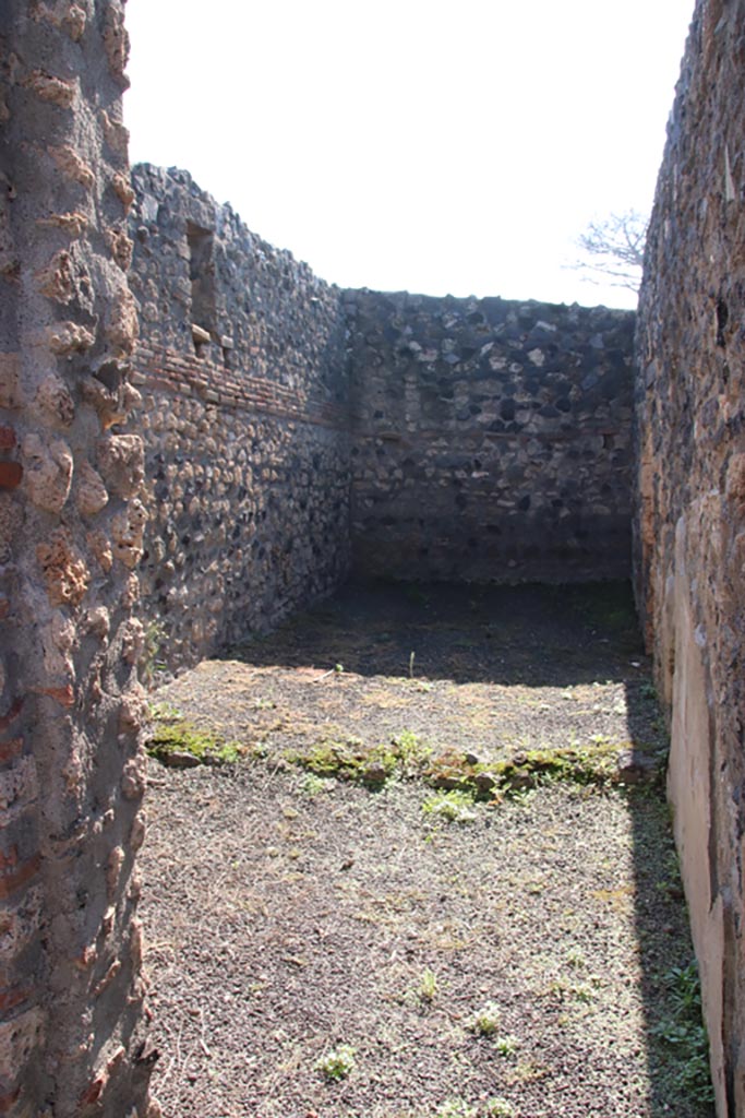 I.21.5 Pompeii. October 2022. 
Doorway to rear room on south side of atrium. Storeroom? Photo courtesy of Klaus Heese.

