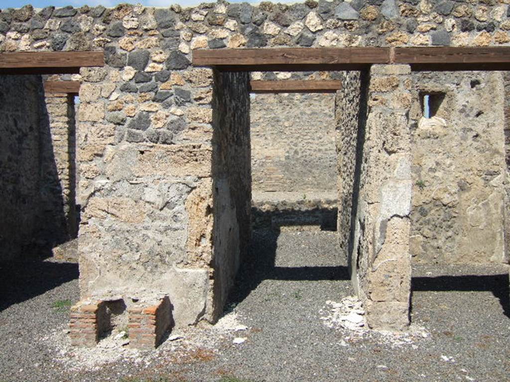 I.21.5 Pompeii. September 2005. North side of atrium with doorways to I.21.4 (left), to entrance corridor, and to cubiculum (right). Looking north.