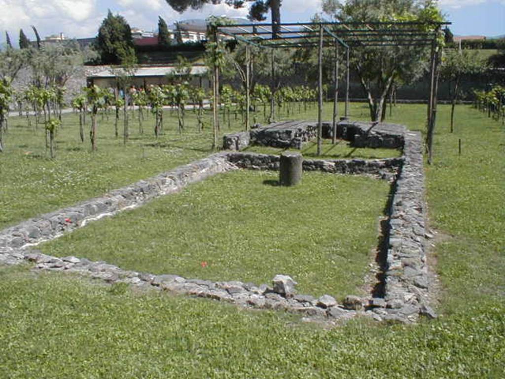 I.21.2 Pompeii. May 2005. Looking south towards triclinium in Fugitives Garden.