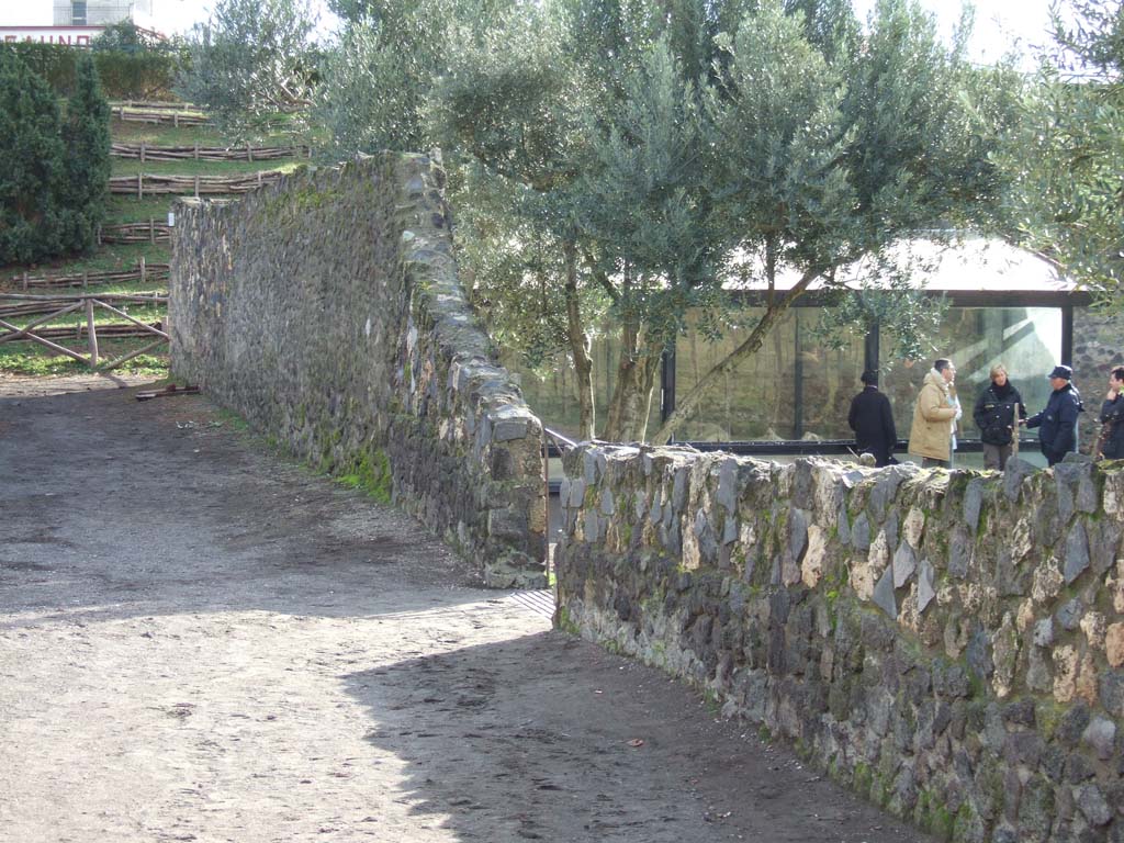 I.21.6 Pompeii. December 2005. Entrance, looking south-west.  