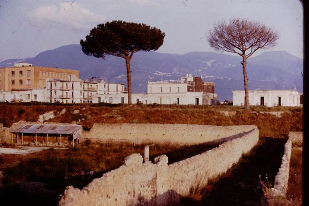 I.21.6 Pompeii. 1964. Looking south-east across garden, from roadway between I.21 and I.22, on right. Photo by Stanley A. Jashemski.
Source: The Wilhelmina and Stanley A. Jashemski archive in the University of Maryland Library, Special Collections (See collection page) and made available under the Creative Commons Attribution-Non Commercial License v.4. See Licence and use details.
J64f0911
