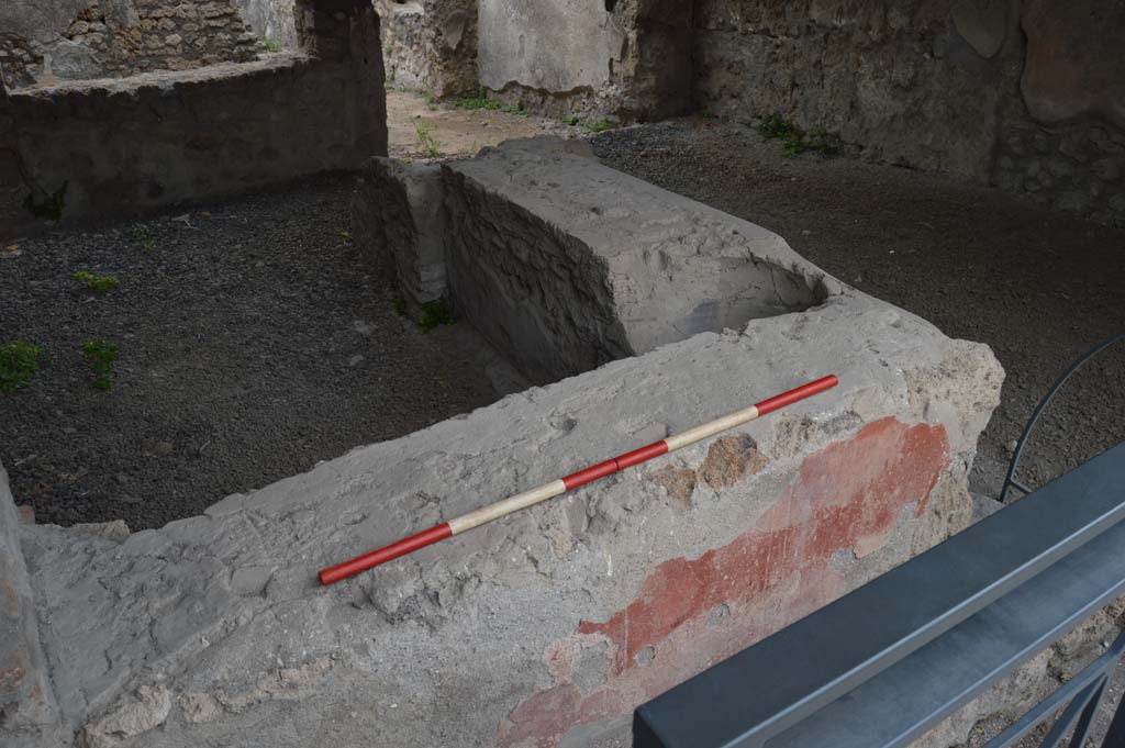 II.1.1 Pompeii. Drawing of graffiti, found on the east wall. According to Della Corte, on 4th September 1916, two graffiti were found at the top of the preserved red stucco of the east wall of the bar. He could read the remains of this graffito traced with chalk. It read –
ut te…
Carminio…
lega…
cas…
pytr…
See Della Corte, M. (Epigrafi inedite) in Maiuri, A., 1928. Nuovi Scavi nella Via dell’Abbondanza. Milano: Hoepli. (p.92 & Tav.X).
According to Epigraphik-Datenbank Clauss/Slaby (See www.manfredclauss.de) this read
 
Ut te
Carminio
Lega
Cas
pyta        [CIL IV 8476a]

