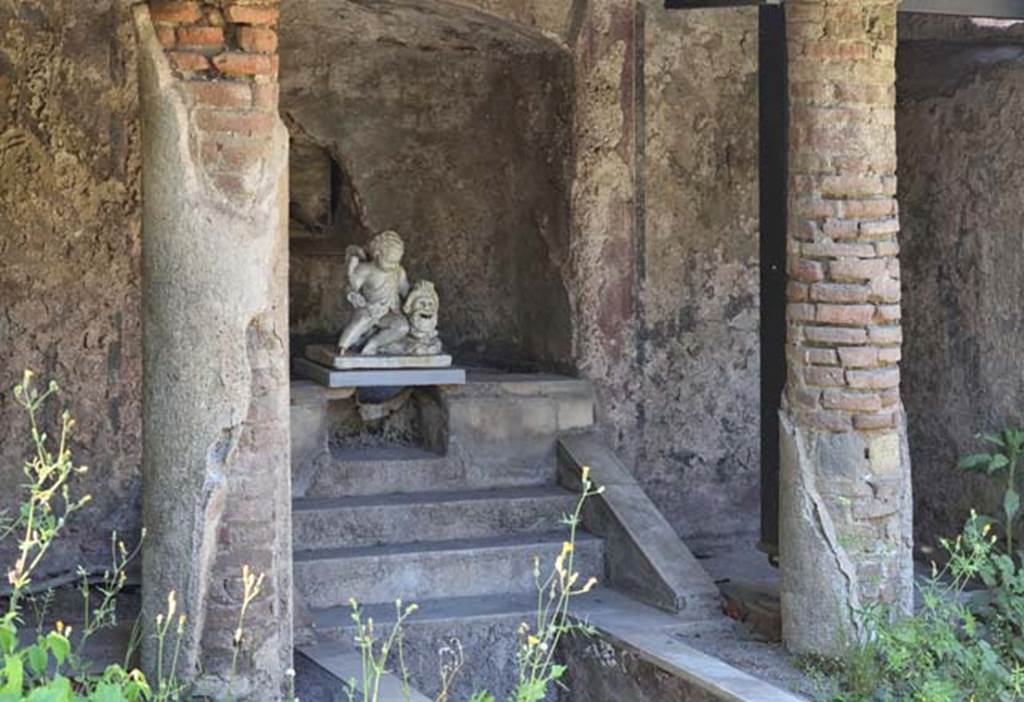 II.2.2 Pompeii. April 2018. Room “l”, garden, looking north towards nymphaeum.
Photo courtesy of Ian Lycett-King. 
Use is subject to Creative Commons Attribution-NonCommercial License v.4 International.
