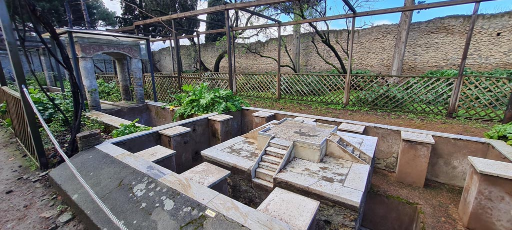 II.2.2 Pompeii. April 2022. 
Room “l”, (L), garden. Looking south-west along east side of pool and fountain. Photo courtesy of Giuseppe Ciaramella.
