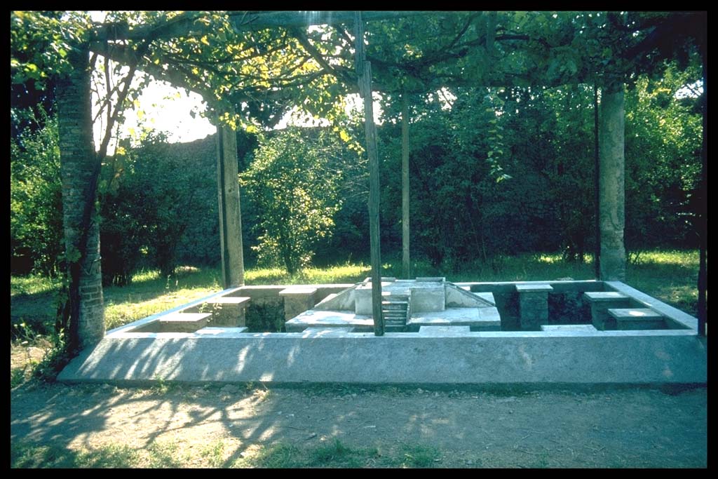 II.2.2 Pompeii. Room “l”, (L), garden. Pool and fountain with columns and pergola.
Photographed 1970-79 by Günther Einhorn, picture courtesy of his son Ralf Einhorn.
