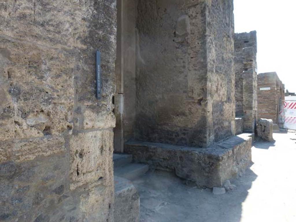 II.2.2 Pompeii. June 2012. Entrance doorway on Via dell’ Abbondanza, looking west. Photo courtesy of Michael Binns.
