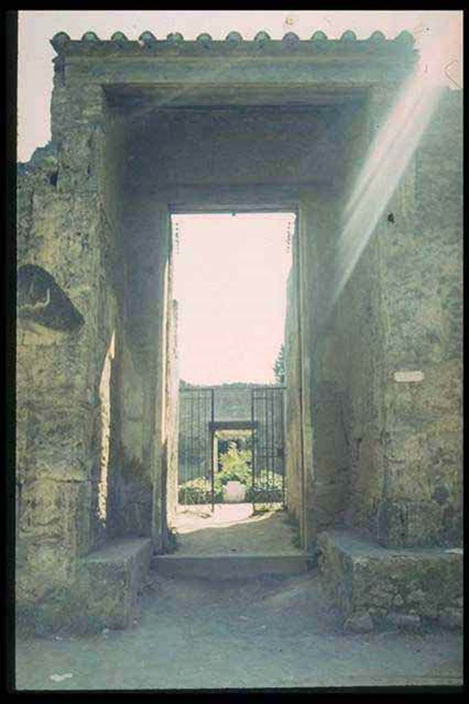 II.2.2 Pompeii. December 2007.  Entrance vestibule 1 with benches on either side.