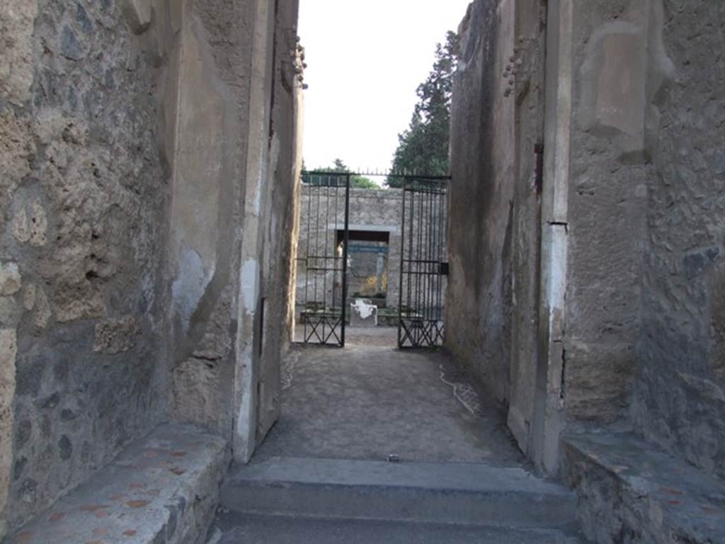 II.2.2 Pompeii. December 2007. Looking through fauces/corridor 1 towards atrium 2.