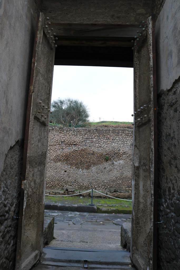 II.2.2 Pompeii. December 2018. 
Looking north towards rear of doors leading onto Via dell’Abbondanza. Photo courtesy of Aude Durand. 
