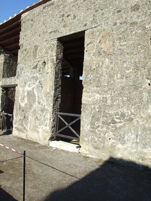 II.2.2 Pompeii. May 2016. Looking south through doorway from atrium 2 across pseudoperistyle “g”.
Photo courtesy of Buzz Ferebee.
