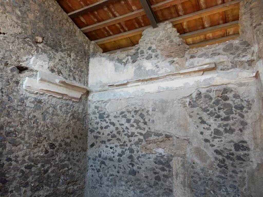 II.2.2 Pompeii. April 2018. Room “f”, looking towards south-west corner and west wall.  
Photo courtesy of Ian Lycett-King. 
Use is subject to Creative Commons Attribution-NonCommercial License v.4 International.
