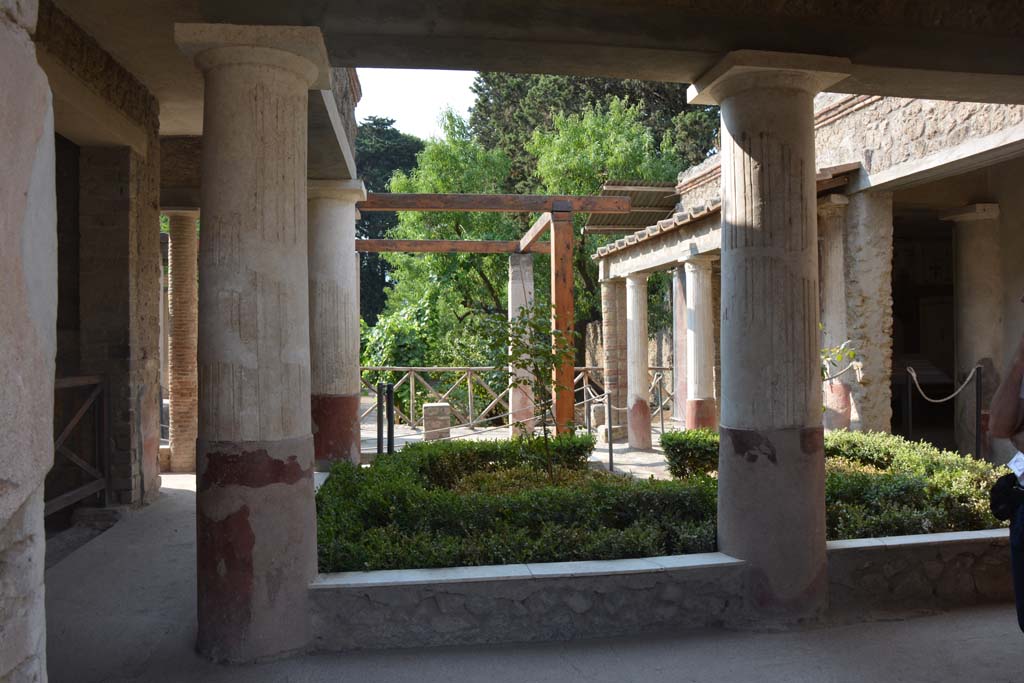 II.2.2 Pompeii. July 2017. Pseudoperistyle “g”, looking south, with doorway to room “f”, on right.
Foto Annette Haug, ERC Grant 681269 DÉCOR.


