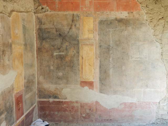 II.2.2 Pompeii. December 2005. Room "i", west end of upper euripus. Detail from lower part.  Photo courtesy of Buzz Ferebee.

