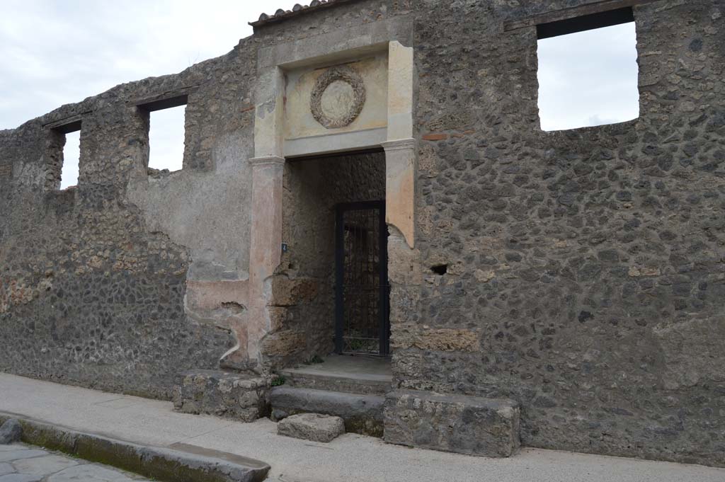 II.2.4 Pompeii. October 2017. Looking south-east along front façade towards entrance doorway of II.2.4.
Foto Taylor Lauritsen, ERC Grant 681269 DÉCOR.
