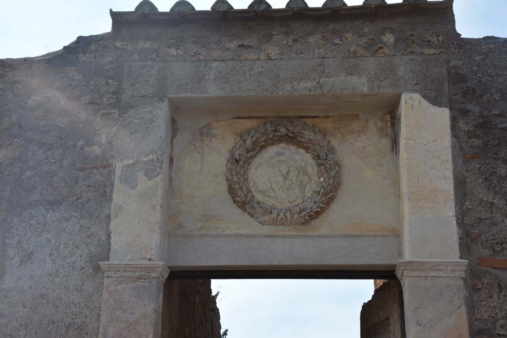 II.2.4 Pompeii. July 2017. Emblem decoration above entrance doorway
Foto Annette Haug, ERC Grant 681269 DCOR.
