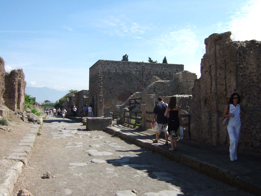 Via dell’Abbondanza, Pompeii. September 2005.                      Looking east.                                    II.3.3, on right.