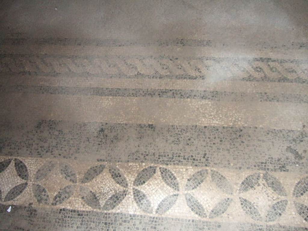 II.3.3 Pompeii.  Room 5, Mosaic floor in doorway near North Portico.
