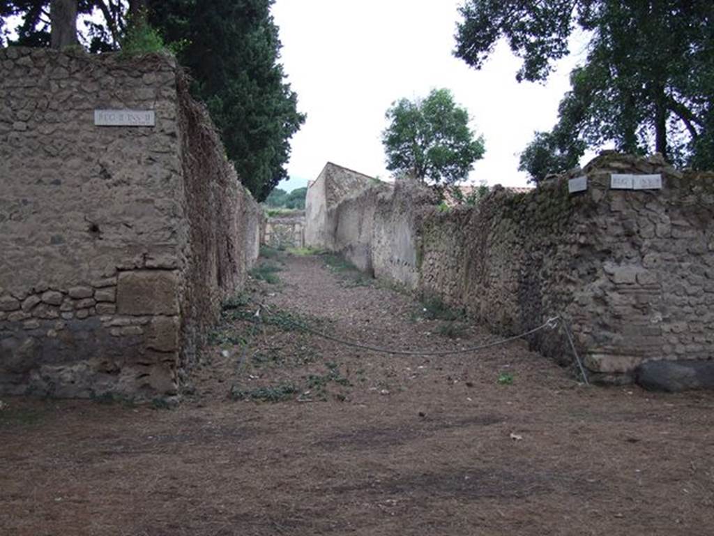 II.2 Pompeii. December 2006. Vicolo della Venere,looking north. Side wall of II.3.9