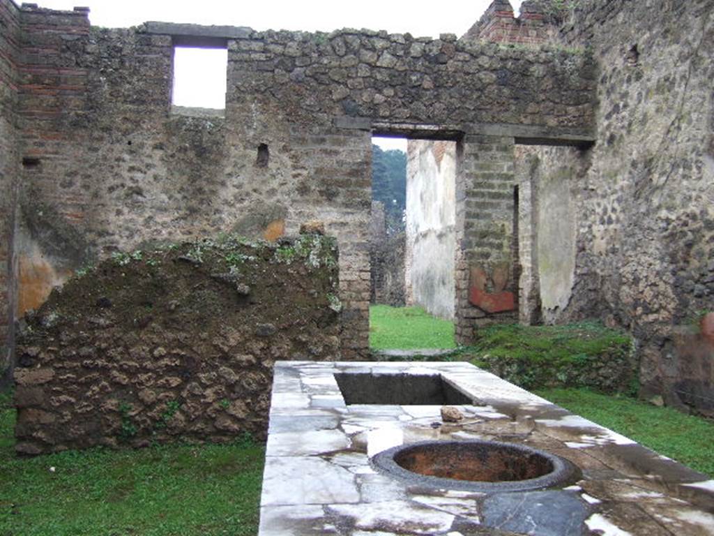 II.4.7 Pompeii. December 2005.  Looking south across counter.