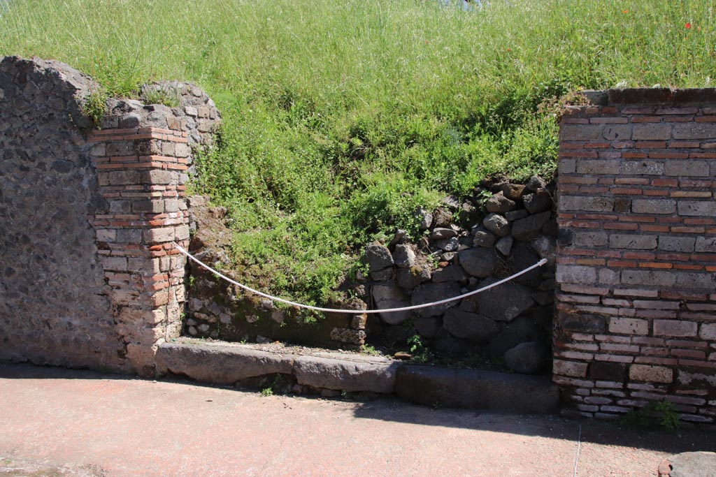 II.5.1 Pompeii. May 2024. Looking south towards entrance doorway with remains of counter. Photo courtesy of Klaus Heese.