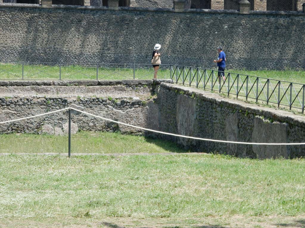 II.7 Pompeii. June 2019. Detail of south-east corner of pool. Photo courtesy of Buzz Ferebee.