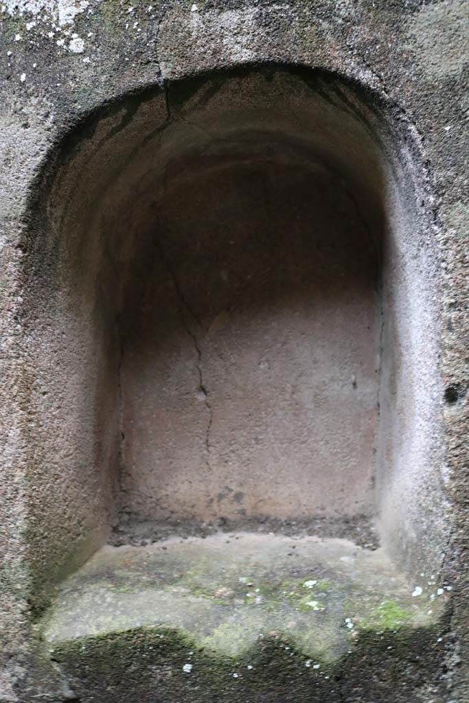 II.8.5 Pompeii. December 2018. 
Detail of niche on east side (left) of south wall in first room on north side of corridor. Photo courtesy of Aude Durand.
