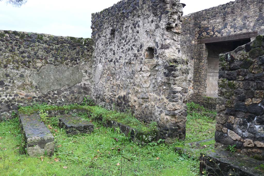 II.8.5 Pompeii. December 2018. 
Three-sided stone benches and tables built against the south wall, at west end of south side. Photo courtesy of Aude Durand. 
