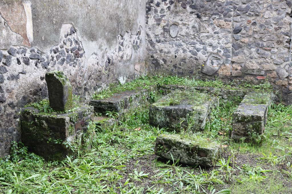 II.8.5 Pompeii. December 2018. 
Detail of three-sided stone bench and table in south-west corner of atrium area. Photo courtesy of Aude Durand.
